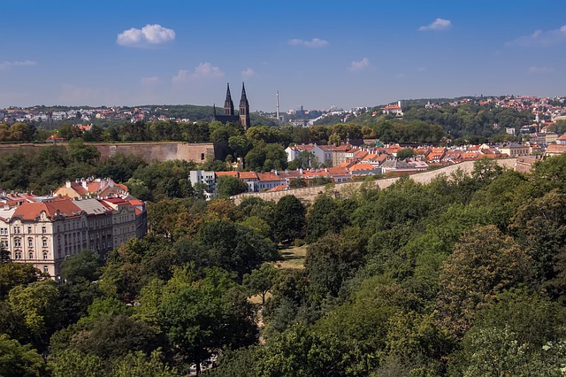 Levné ubytování v Praze Vás může zavést ke dvěma významným stavbám