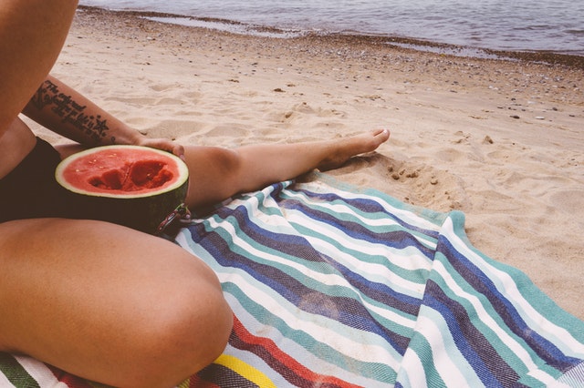 Těšíte se na léto, protože si od dovolené na pláži slibujete, že se konečně krásně opálíte?